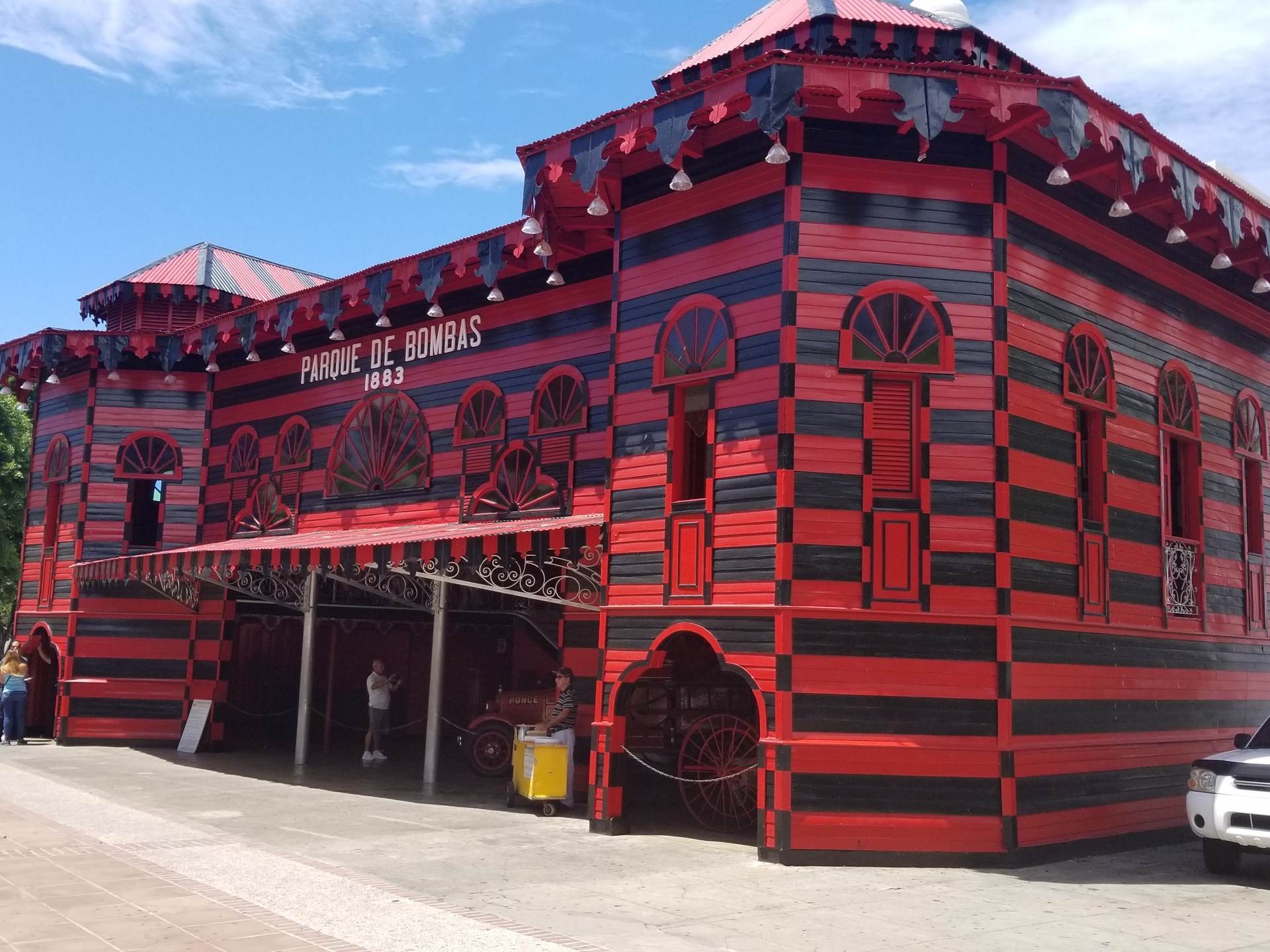 a group of people standing in front of Parque de Bombas
