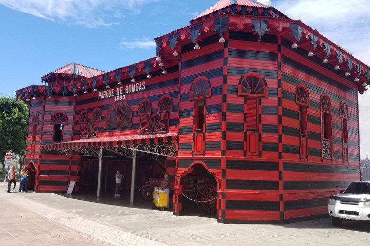 a group of people standing in front of Parque de Bombas